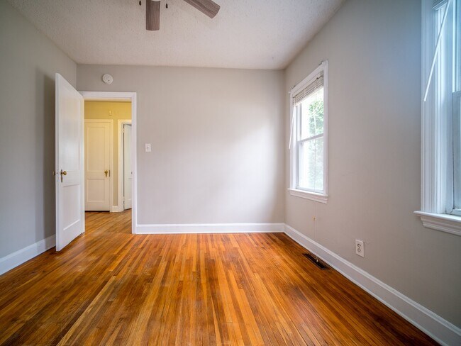 Building Photo - "Charming 3-Bedroom Home with Gleaming Hardwood Floors & 2 Full Baths in Prime Charlotte Location!"