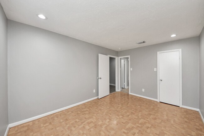 Building Photo - 9222 Sharpview Dr