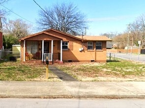 Building Photo - All brick cottage in East Nashville