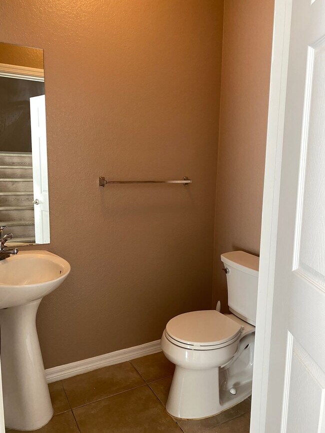 Building Photo - Beautiful 2 bedroom, 2.5 bath Condo in the...