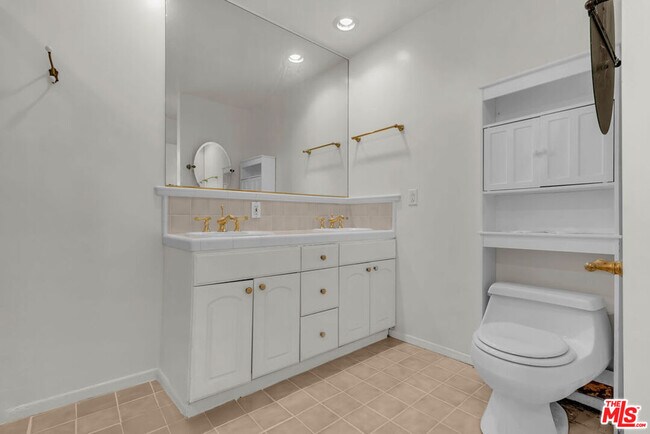 Building Photo - 9322 Lasaine Ave
