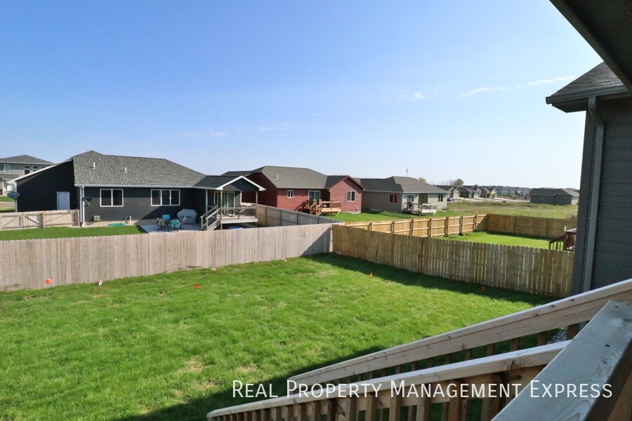 Building Photo - HUGE 4 bedroom home with fenced in backyard!