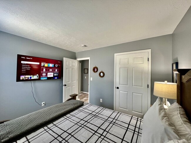 Building Photo - 3 bedroom home w/ privately fenced yard + hot tub.