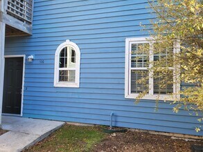 Building Photo - Renovated first floor condo with community pool!