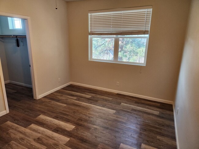 Building Photo - PRICE IMPROVEMENT_Turn Key End Unit Townho...