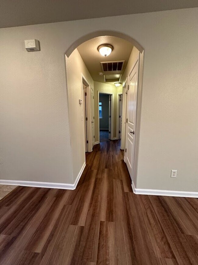 Building Photo - Well maintained home in desirable neighborhood!