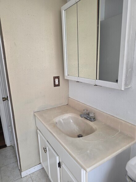 Hall bathroom - 10990 Forest Gln