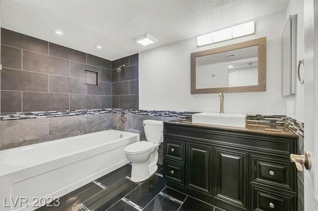 Building Photo - Stunning condo in Henderson!