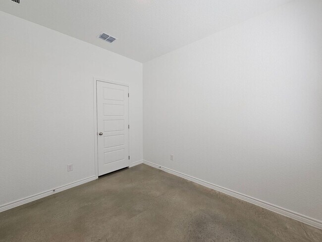 Building Photo - 604 Pacific Crest Trl