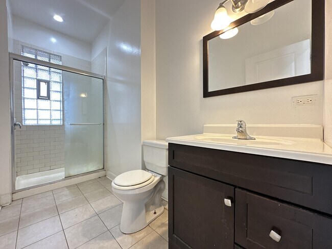 Building Photo - 4452 N Sheridan Rd