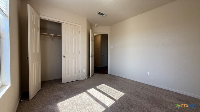 Building Photo - 2400 Price Dr