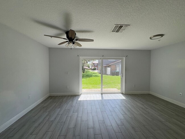 Building Photo - 3-bedroom, 2.5-bathroom townhome by UCF