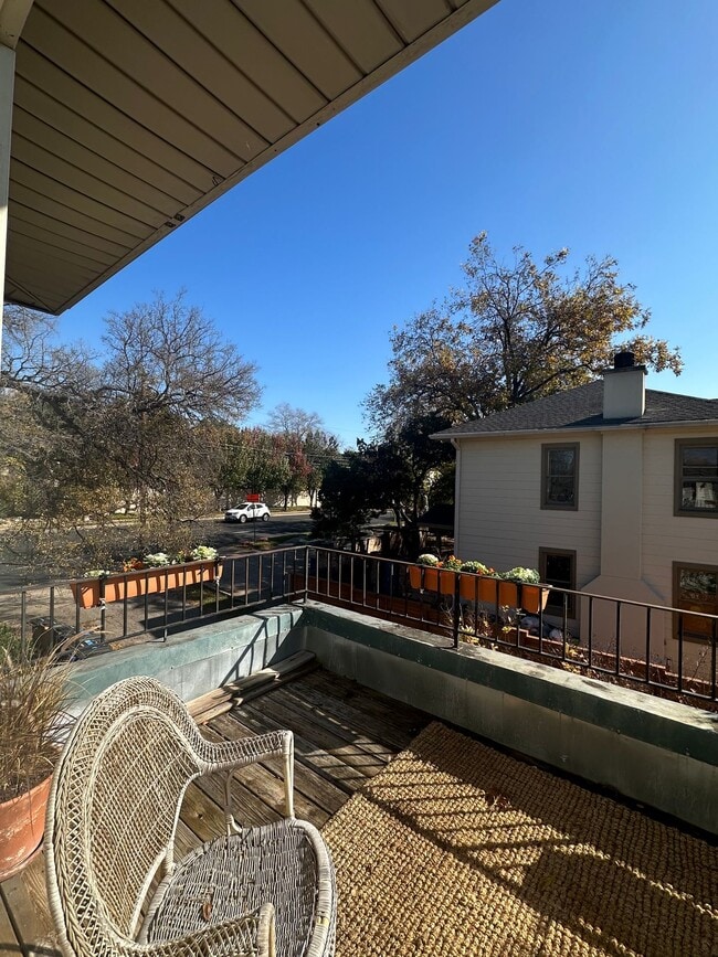 Building Photo - 1 bed 1 bath available for 2026!