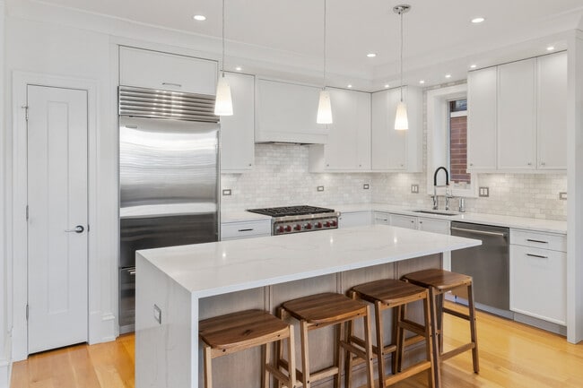 Building Photo - 736 W Melrose St