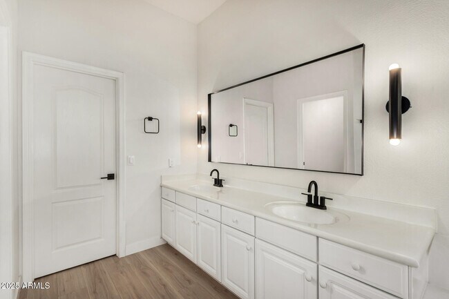 Building Photo - 925 W San Marcos Dr