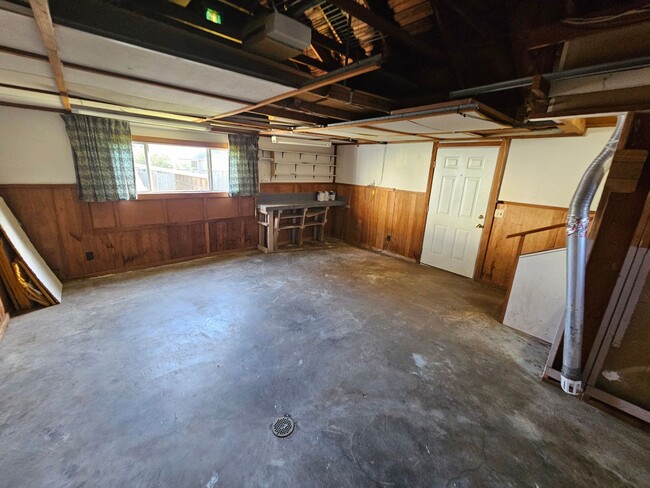 Building Photo - 545 SE Hankel St