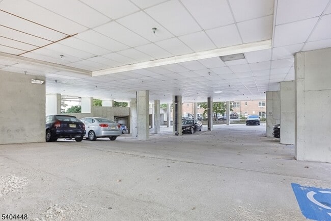 Building Photo - 850 Main St