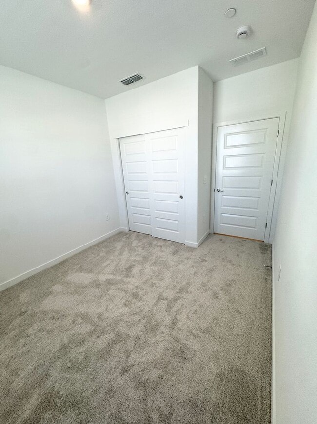 Building Photo - 5372 Island Yacht Wy