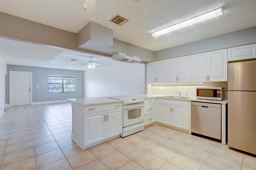 Building Photo - 3929 Kenas St