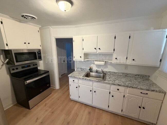 Building Photo - 1004 Moore St