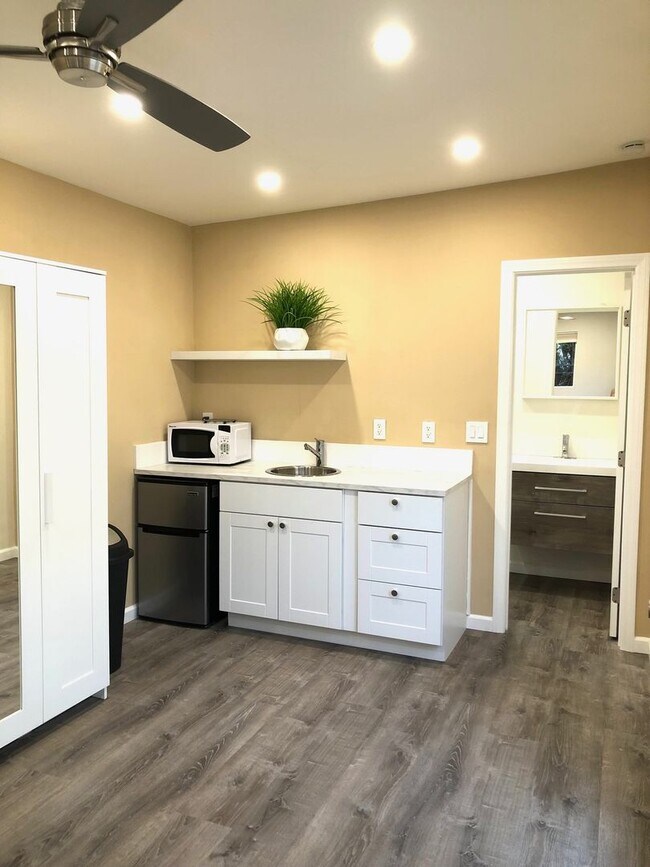 Building Photo - Tarzana- High End Compact Side House Studio / UTILITIES INCLUDED!
