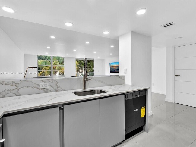 Building Photo - 10000 W Bay Harbor Dr