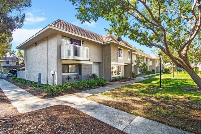 Building Photo - Live by the Lakeside -  Upgraded Spacious TOWNHOME in Lakeside Park