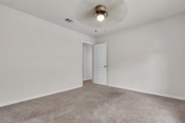 Building Photo - 204 Chickadee Ln