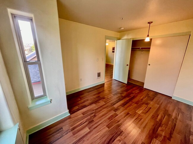 Building Photo - Spacious & Updated 2-Bedroom Condo in Prim...