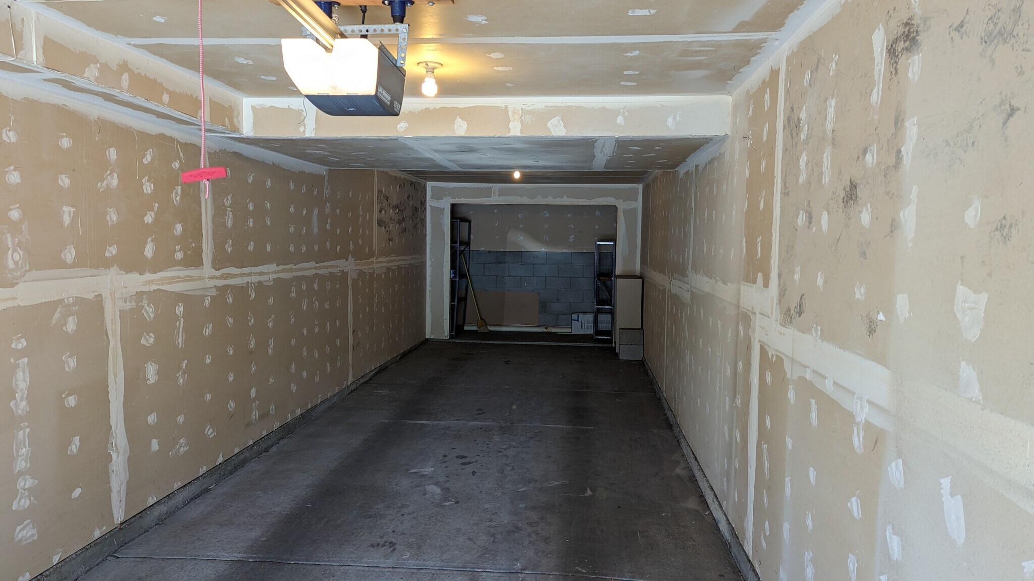 Tandem garage - 606 San Conrado Ter