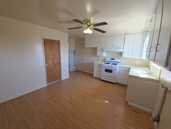 Building Photo - L. Street Duplex