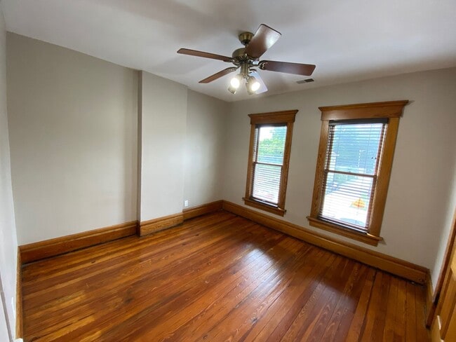 Building Photo - Huge Brick House! Free Parking!