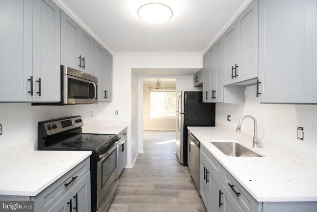 Building Photo - 8943 Centerway Rd