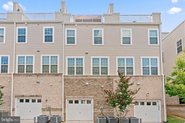 Building Photo - 1623 Fernwood Dr