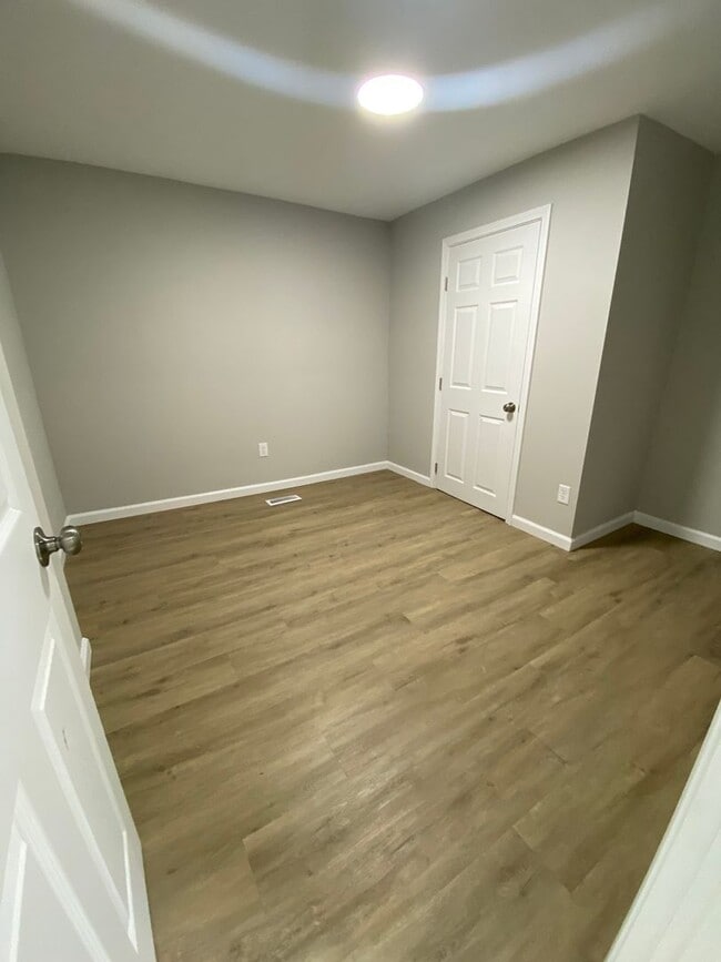Building Photo - ELMWOOD PLACE - Fully Remodeled 2-3 bed home with 1 bath.