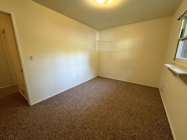 Building Photo - 4 bed/1.5 bath House with large backyard