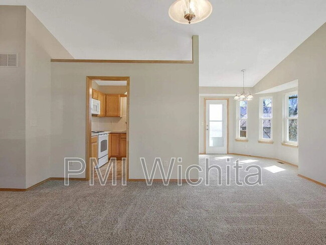 Building Photo - 812 S Red Oaks Cir