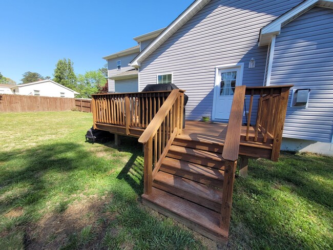 Building Photo - Beautiful & Spacious 4 bedroom, 2.5 bath h...