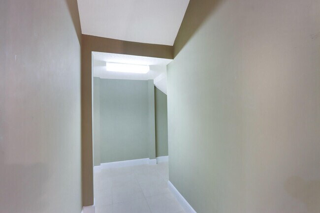 Building Photo - 1904 Flower Dr