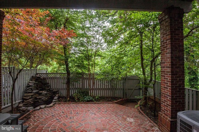 Building Photo - 2217 N Oak Ct