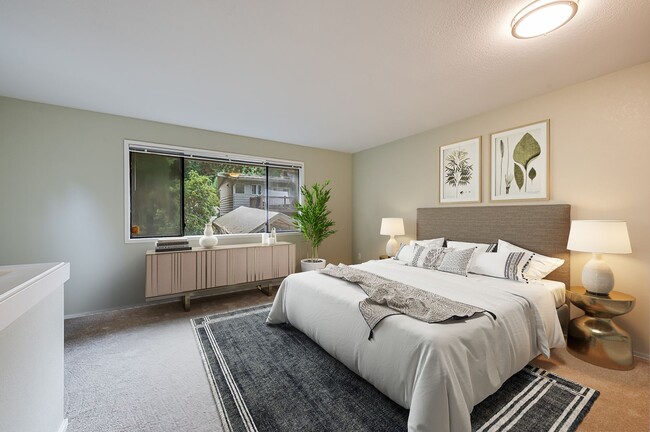 Building Photo - Renovated Townhome