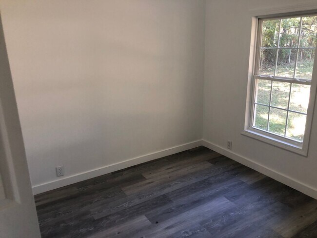 Building Photo - Spacious 3 bed 2 bath house in the greater...