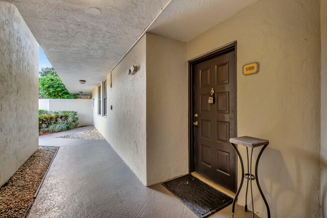 Building Photo - 950 Lavers Cir