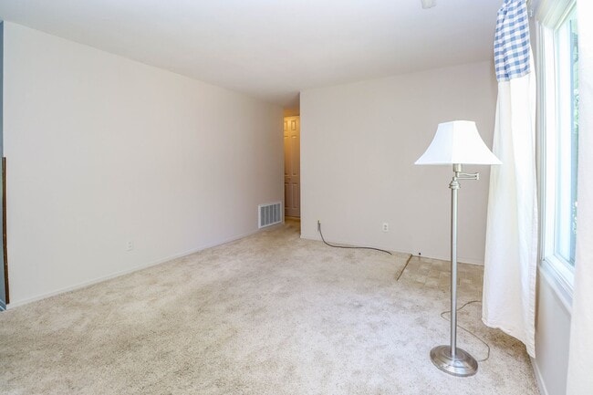 Building Photo - 3 bedroom home located in Russel Blvd School district!