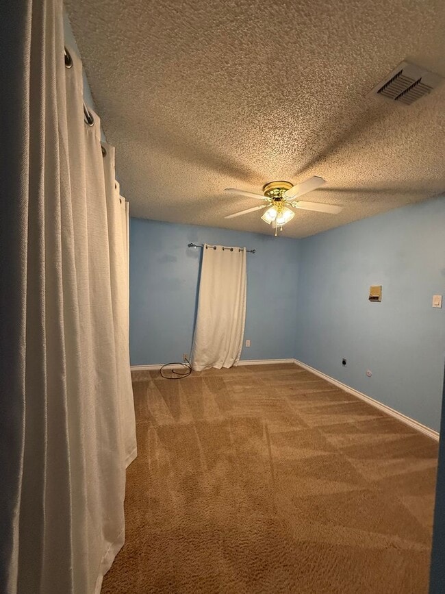 Building Photo - 3 Bed 3 Bath spacious home, with extra craft room, Lovely Backyard