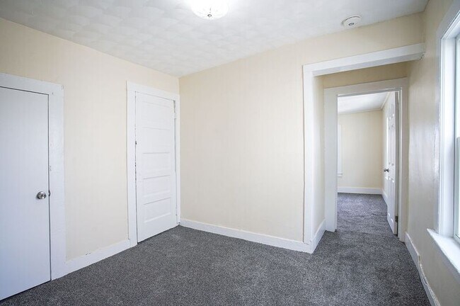 Building Photo - 32 Joy St