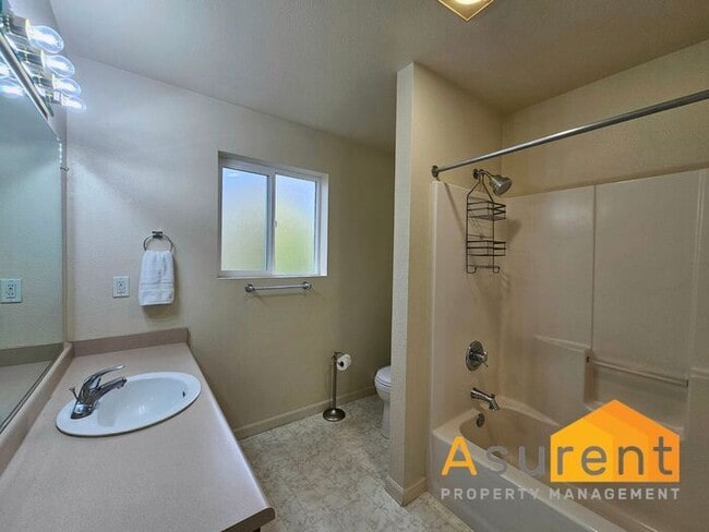 Building Photo - Charming Fully Furnished Home located in the vibrant city of Medford!