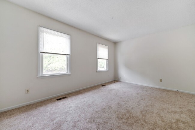 Building Photo - Spacious end unit townhome minutes from Du...