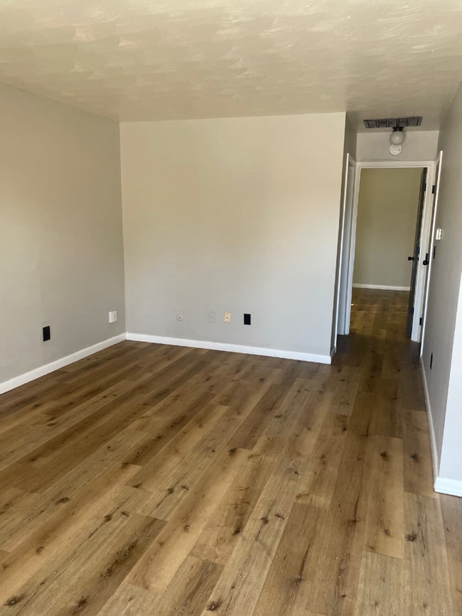 Building Photo - Orth110-116