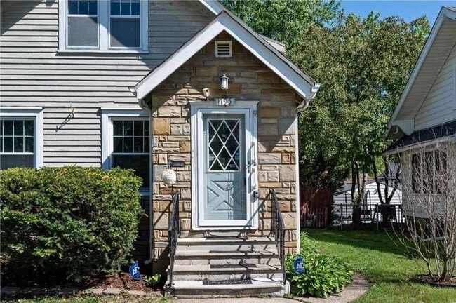 Building Photo - Updated 3 BR/1 BA Single-Family Home in St...